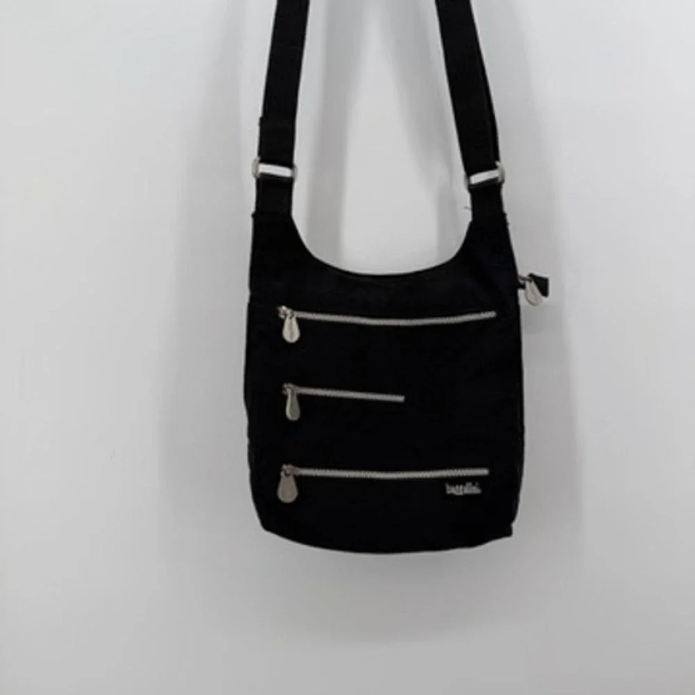 baggallini‎ Black Nylon Crossbody Bag Three Zip Front Pockets Adjustable Strap